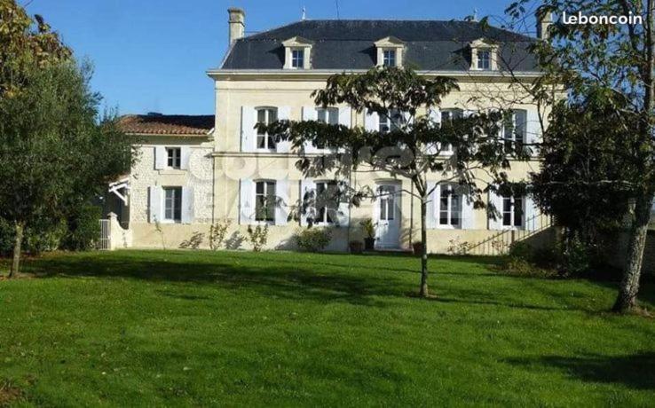 Le Domaine De Bellevue Bed & Breakfast Tanzac Exterior photo